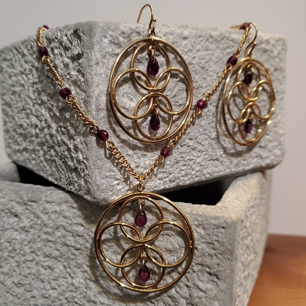 Avon goldtone necklace and earring set